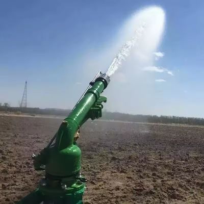 Эффективно поливать свои зеленые насаждения с помощью газона Сельское хозяйство Металлический распыленный прибор Ирригация с дождевым пистолетом.